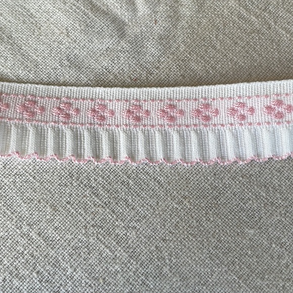 5 yards of white riffled ribbon, white with pink floral embroidery motif - Picture 1 of 5